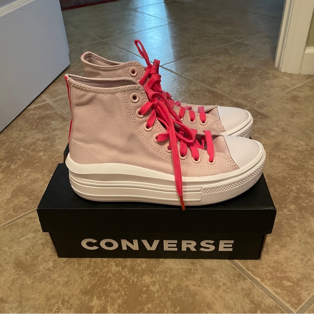 Converse
Women's Chuck Taylor All Star Move High Top Shoe